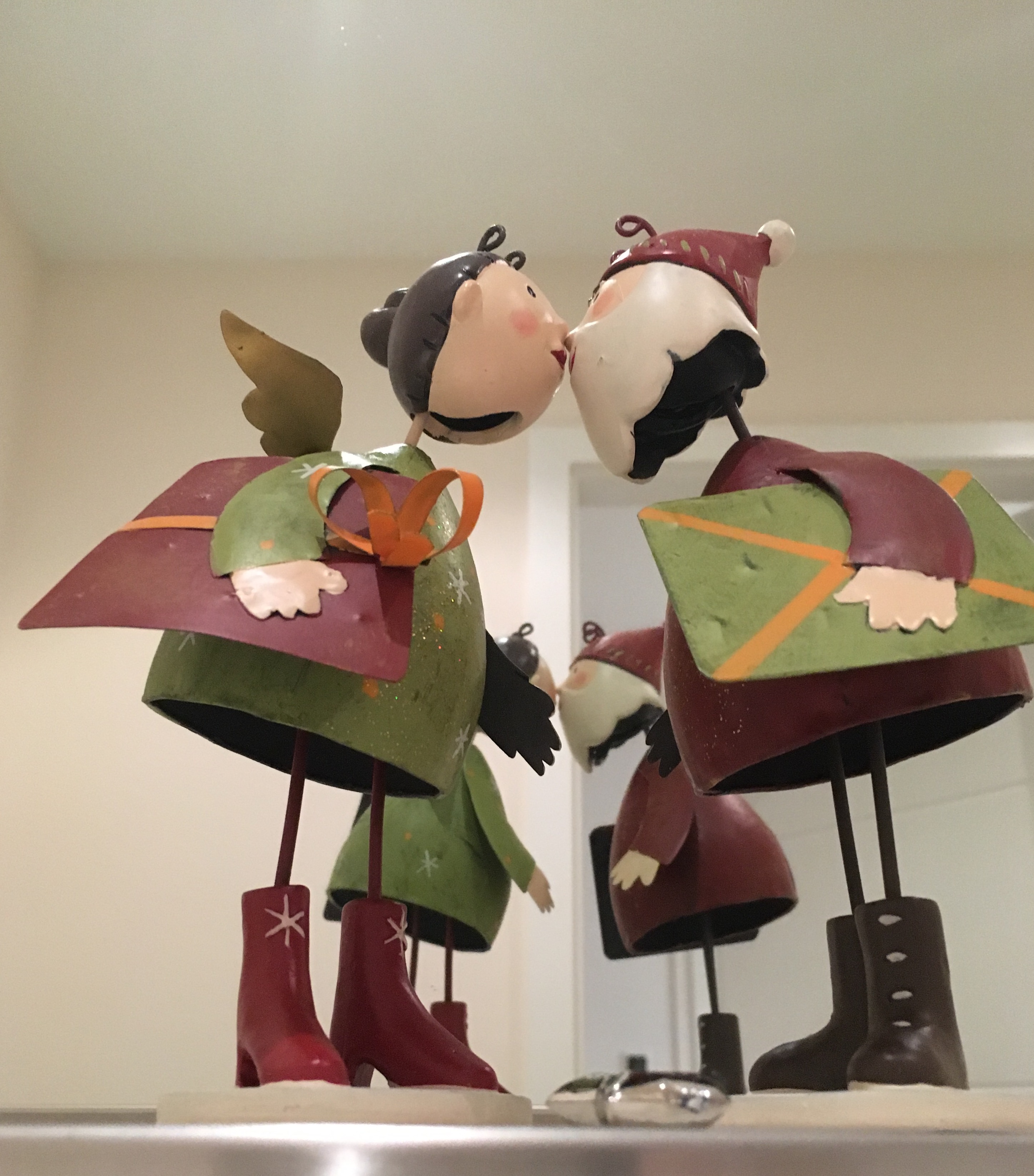 Figuren Weinachtspärchen küssen sich